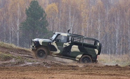 Scorpion-2M được thiết kế để có thể vận chuyển được 8 binh lính phía sau và hoạt động ở những địa hình đồi núi, lầy lội... như những xe địa hình.